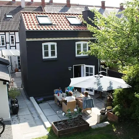 Hus-lejlighed I Ejendommens Baghus. Ottos Hule
